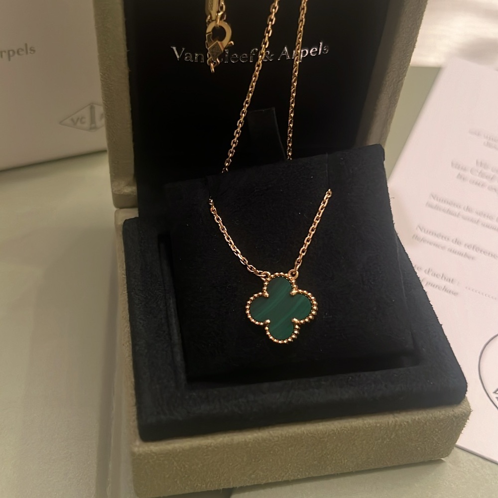 VCA Vintage Alhambra pendant, 18K yellow gold, malachite.